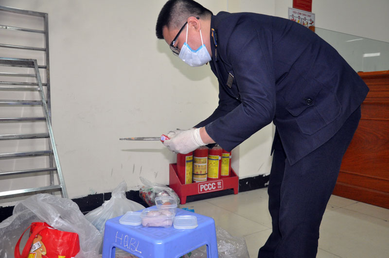 Cán bộ Trạm Kiểm dịch Động vật Móng Cái lấy mẫu xét nghiệm từ những thực phẩm thu giữ do cư dân biên giới và khách du lịch mang trái phép từ Trung Quốc sang Việt Nam qua Cửa khẩu Quốc tế Móng Cái.