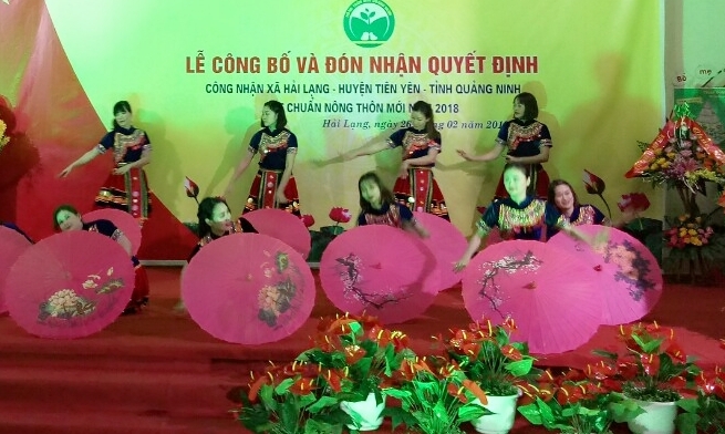 Một tiết mục văn nghệ chào mừng sự kiện đạt chuẩn nông thôn mới của nhân dân Hải Lạng