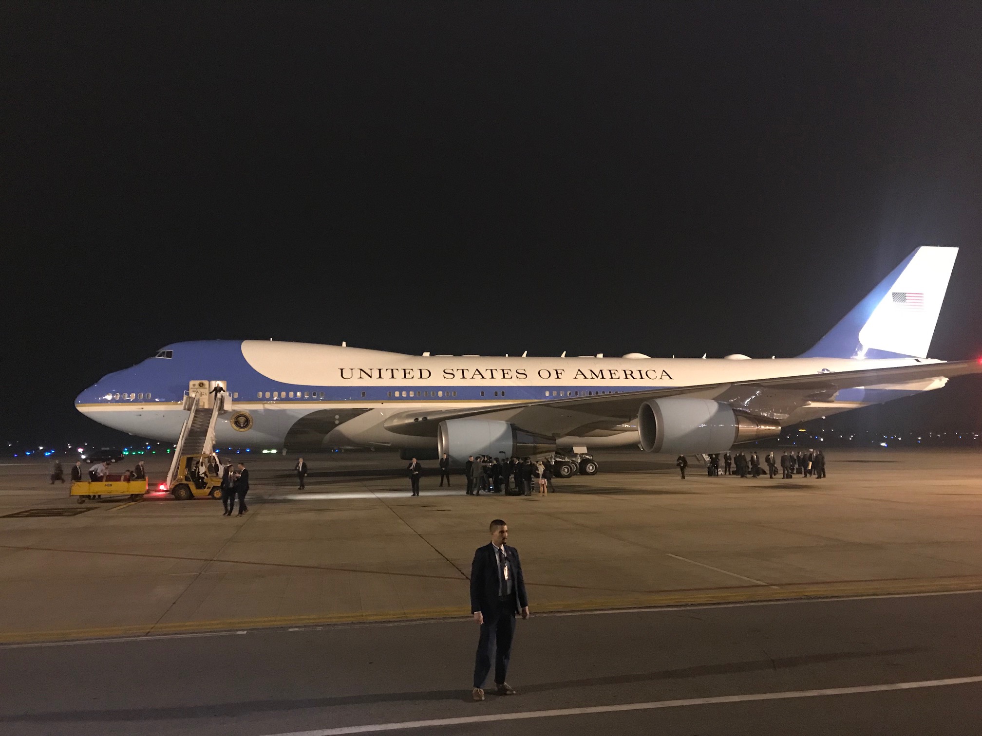 Gần 9.00’ tối 26/2, chuyên cơ của Tổng thống Donald Trump hạ cánh xuống sân bay Nội Bài. Ảnh VGP/Nhật Bắc