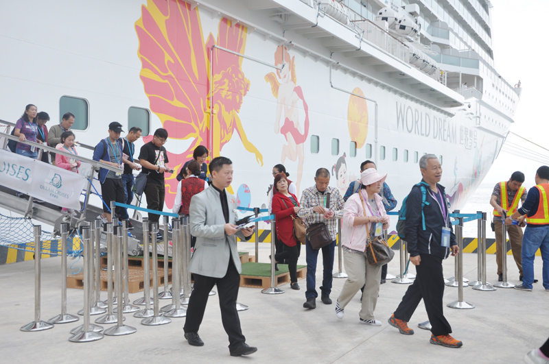 Khách du lịch tàu biển quốc tế World Dream đến Hạ Long