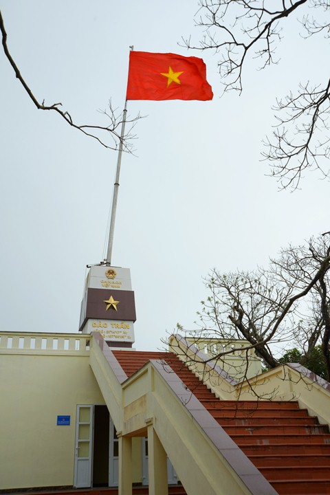 Cột cờ chủ quyền trên đảo Trần.