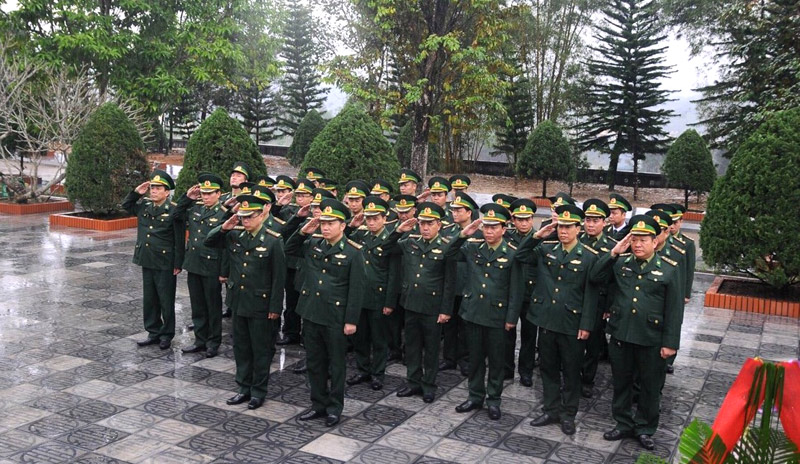 Đoàn cán bộ Bộ Chỉ huy BĐBP tỉnh dâng hương tưởng niệm các anh hùng liệt sĩ Pò Hèn sáng 17/2/2019.