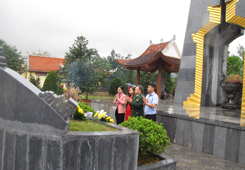 Đồng đội và con cháu cùng dâng hương tưởng nhớ các anh hùng liệt sĩ tại ngôi mộ gió Pò Hèn.