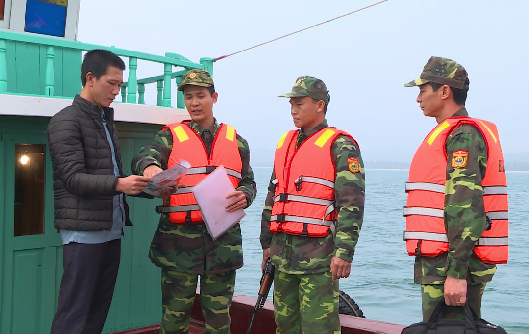 Bộ đội biên phòng Cô Tô tuyên truyền Luật Biển cho ngư dân.