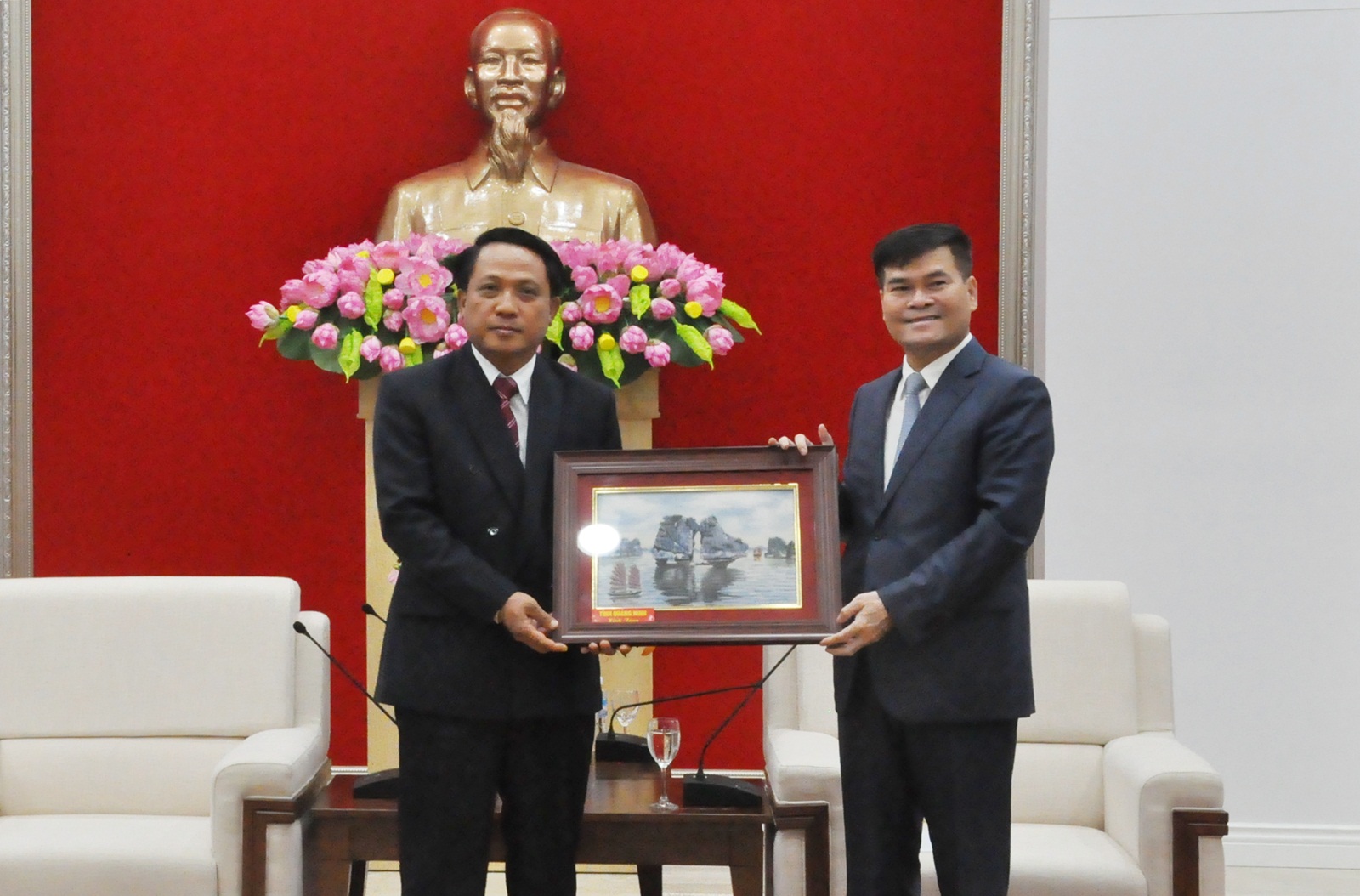 Đồng chí Bùi Văn Khắng, Phó Chủ tịch UBND tỉnh trao tặng quà lưu niệm cho Thứ trưởng Bộ Tài chính Lào.