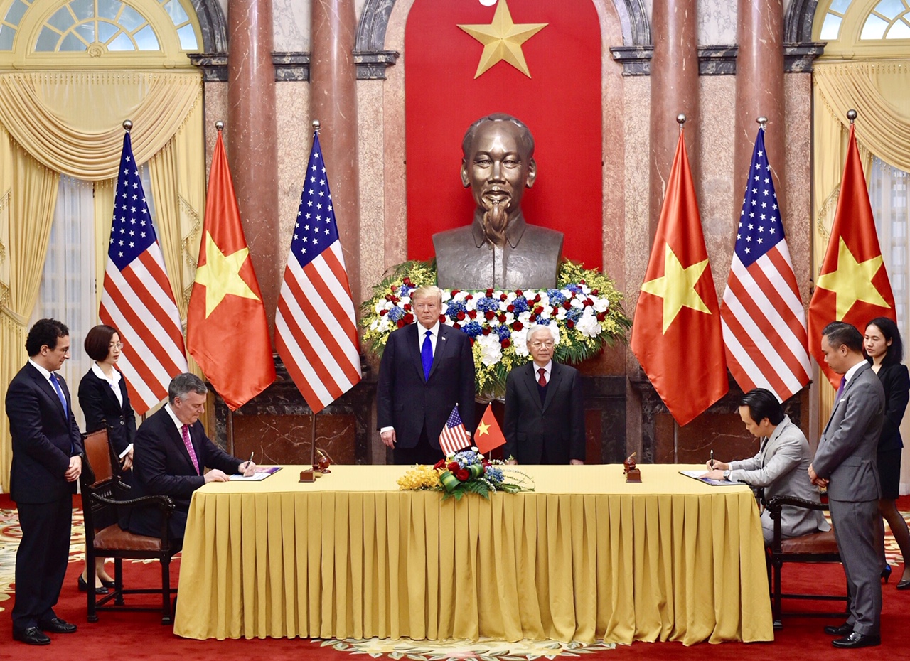 Tổng Bí thư, Chủ tịch nước Nguyễn Phú Trọng và Tổng thống Donald Trump chứng kiến lễ ký các văn bản hợp tác. Ảnh VGP/Nhật Bắc
