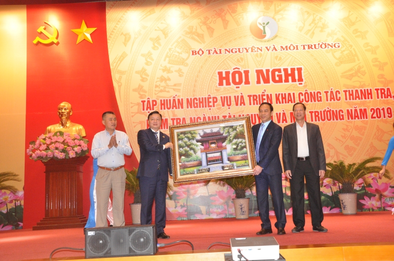 Bộ trưởng Bộ TN&MT Trần Hồng Hà tặng quà lưu niệm cho tỉnh Quảng Ninh.