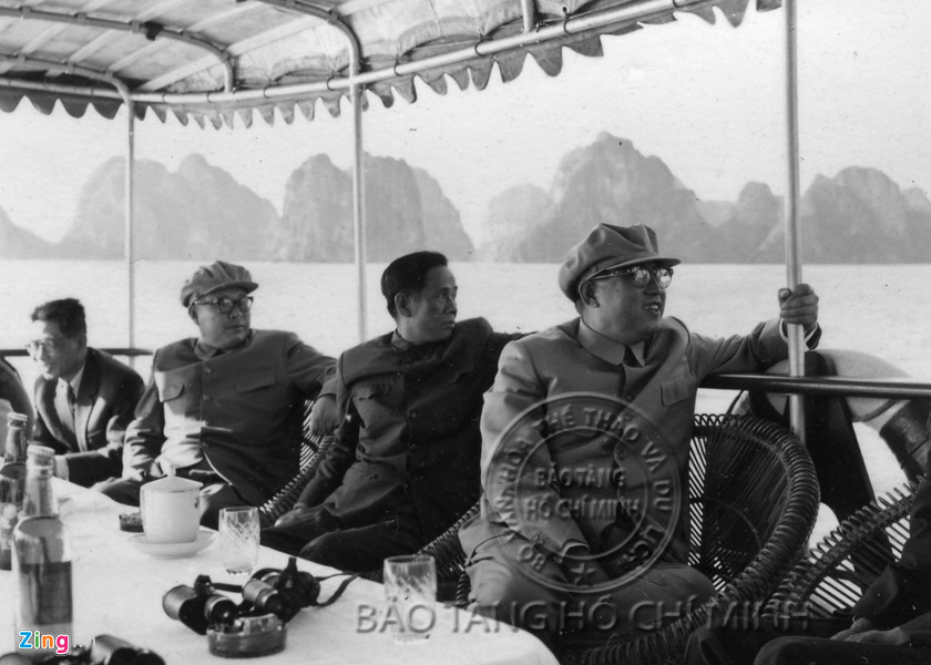 Ông Kim Nhật Thành (phải) và ông Lê Duẩn (giữa, không đội mũ) trên tàu thăm phong cảnh vịnh Hạ Long, Quảng Ninh. Trong đợt thăm Việt Nam này, ông Kim cũng thăm một đơn vị hải quân nhân dân Việt Nam. 