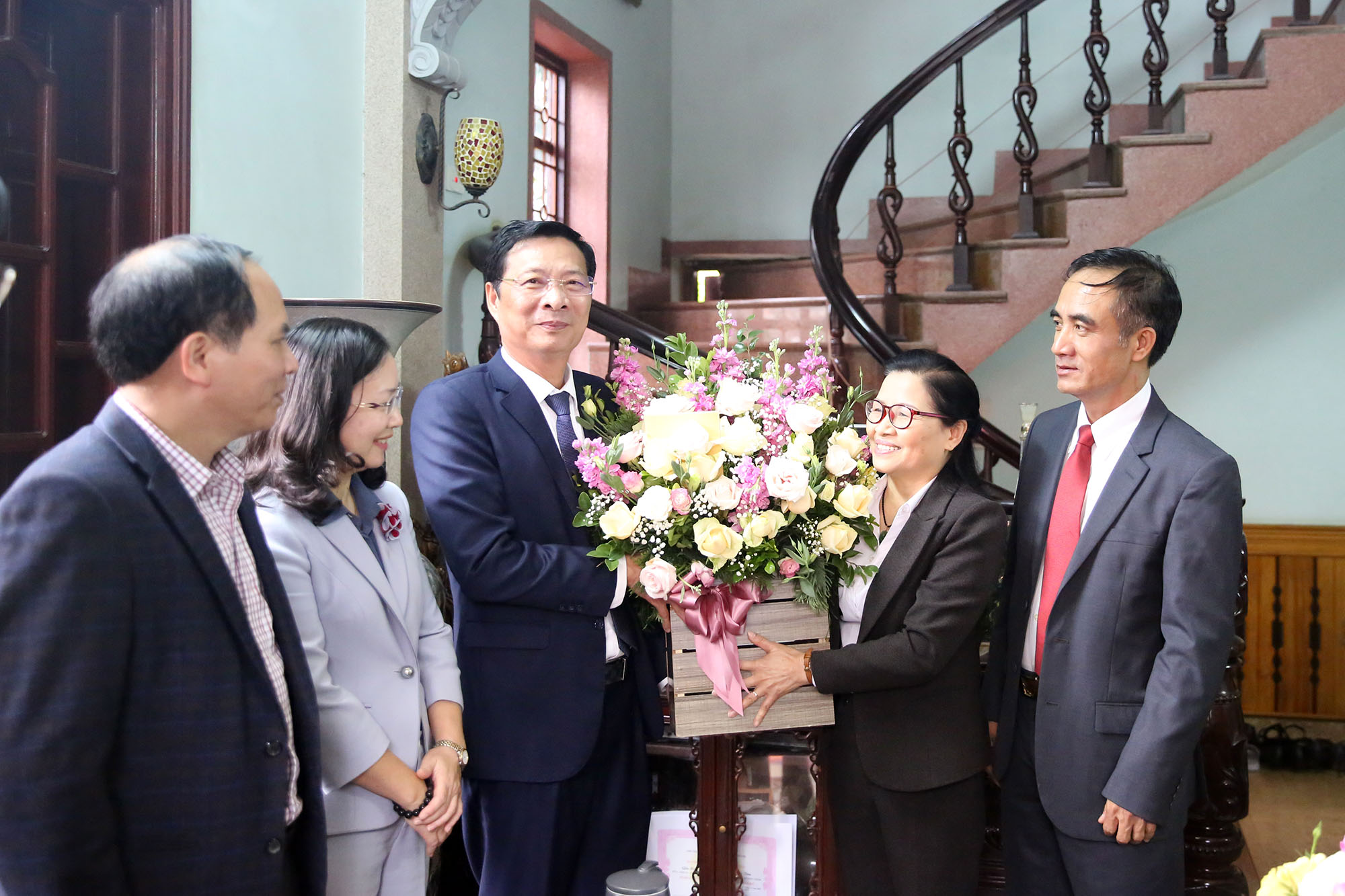 Tới thăm và chúc mừng Thầy thuốc Nhân dân Nguyễn Thị Tân, Nguyên Trưởng khoa Nội, Bệnh viện Việt Nam-Thụy Điển Uông Bí