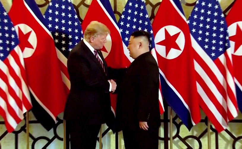 Cái bắt tay lịch sử giữa Tổng thống Mỹ Donald Trump và Chủ tịch Triều Tiên Kim Jong-un.