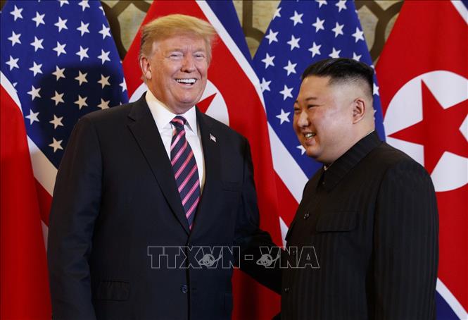 Tổng thống Mỹ Donald Trump (trái) và Chủ tịch Triều Tiên Kim Jong-un trong cuộc gặp đầu tiên tại Hội nghị thượng đỉnh Mỹ-Triều lần thứ hai tại Hà Nội ngày 27/2/2019. Ảnh: Yonhap/TTXVN