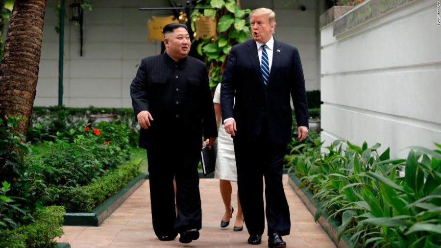 Tổng thống Donald Trump và Chủ tịch Kim Jong Un trò chuyện thân mật trong khuôn viên Khách sạn Metropole. Ảnh: AP/Evan Vucci