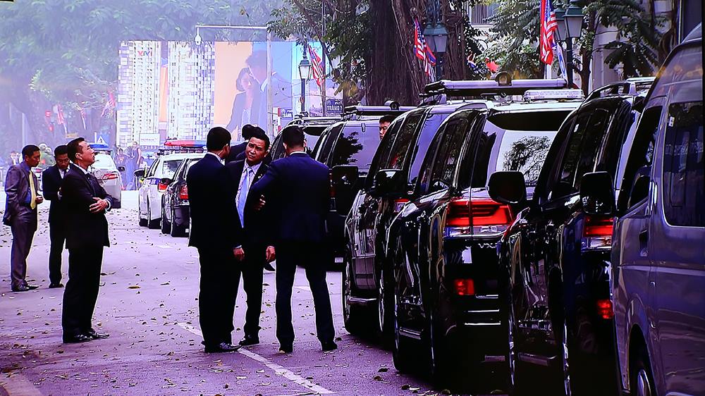 Đoàn xe và lực lượng an ninh Triều Tiên đợi bên ngoài khách sạn Sofitel Legend Metropole lúc 13h00 (giờ Hà Nội) trong khi cuộc hội đàm giữa hai nhà lãnh đạo vẫn đang diễn ra. Ảnh: VGP/Hải Minh