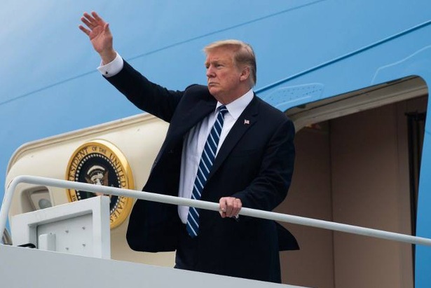 Tổng thống Hoa Kỳ Donald Trump vẫy chào tạm biệt Việt Nam.