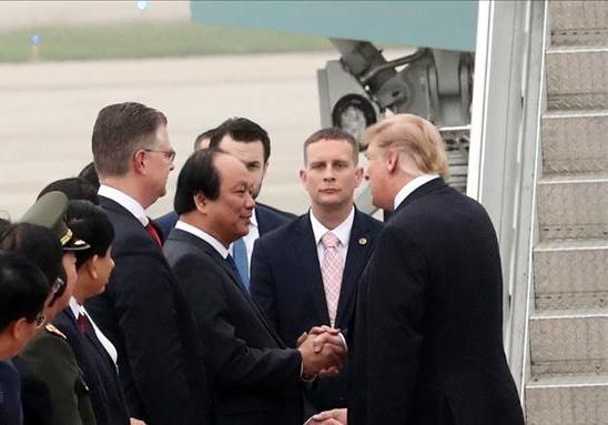 Tổng thống Donald Trump rời Hà Nội