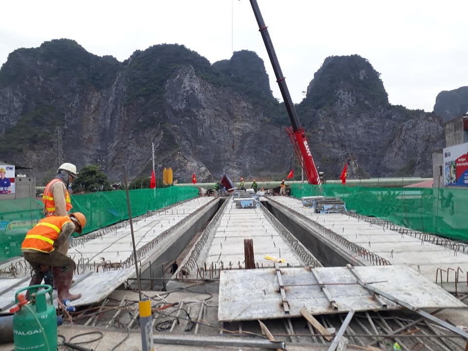 Công trình xây dựng Cầu vượt qua Quốc lộ 18A ra cụm cảng Km6 phường Quang Hanh, thành phố Cẩm Phả