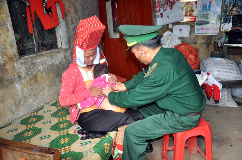 Cán bộ quân y Đồn Biên phòng Hoành Mô thường xuyên tổ chức khám bệnh, cấp phát thuốc miễn phí cho đồng bào dân tộc trên địa bàn huyện Bình Liêu