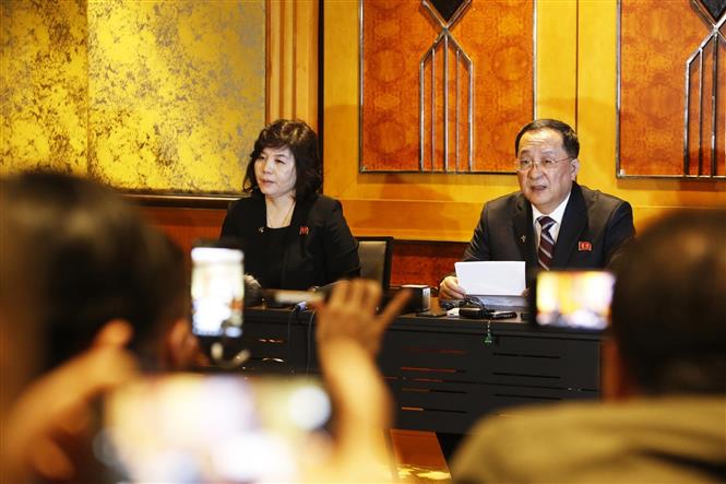 Bộ trưởng Bộ Ngoại giao Triều Tiên Ri Yong-ho (bên phải) chủ trì cuộc họp báo. Ảnh: TTXVN