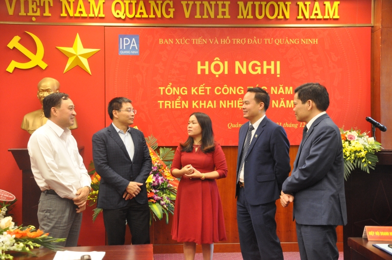Phó Chủ tịch Nguyễn Văn Thắng trò chuyện với các doanh nghiệp nhỏ và vừa.