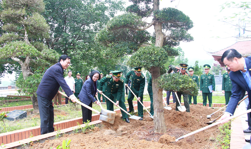 Đồng chí Nguyễn Văn Đọc, Bí thư Tỉnh ủy, Chủ tịch HĐND tỉnh cùng các đại biểu trồng cây lưu niệm tại Đài tưởng niệm.