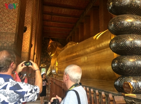 Du khách thăm chùa Wat Pho (Bangkok, Thái Lan)