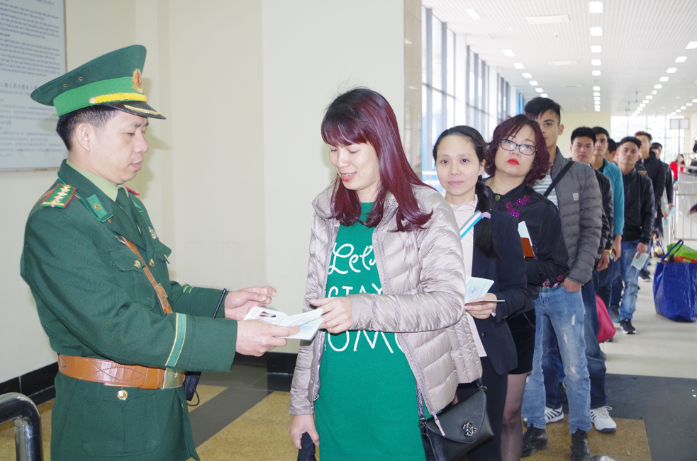 Chiến sĩ Đồn Biên phòng Cửa khẩu Quốc tế Móng Cái kiểm tra hộ chiếu của người xuất nhập cảnh.
