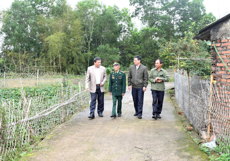 CCB Vũ Ngọc Mai (thứ 2 từ bên trái) tự hào đi trên con đường thôn mà ông đã hiến 3.600m2 đất để mở rộng