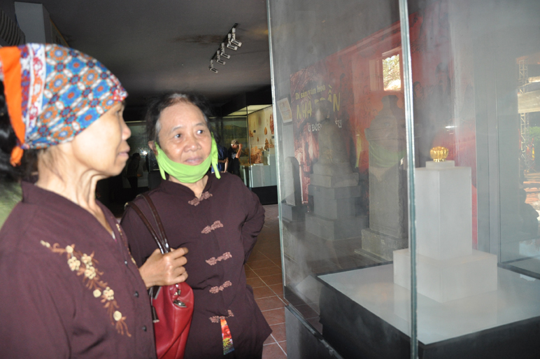Người dân chiêm ngưỡng phiên bản hộp vàng tại khu trưng bày di sản nhà Trần tại đền Sinh (Đông Triều).