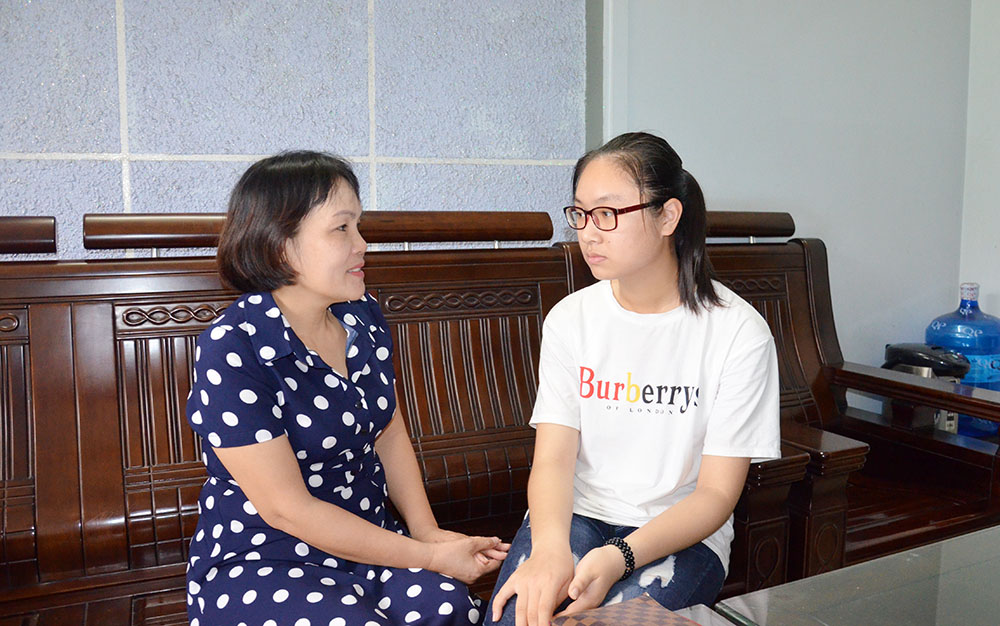 Cô giáo Nguyễn Thị Huyền, Chủ tịch Công đoàn Trường THCS Nguyễn Văn Thuộc, TP Hạ Long thăm hỏi, động viên hàng tháng em Nguyễn Trâm Anh.