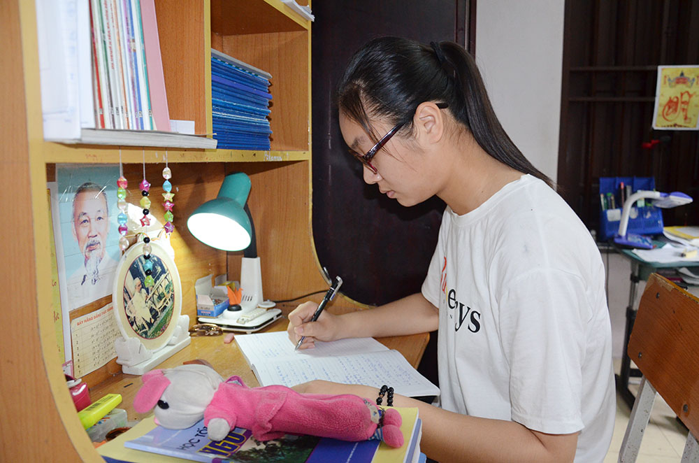Em Phạm Trâm Anh là một học sinh xuất sắc của lớp 10 Lý, Trường THPT Chuyên Hạ Long.