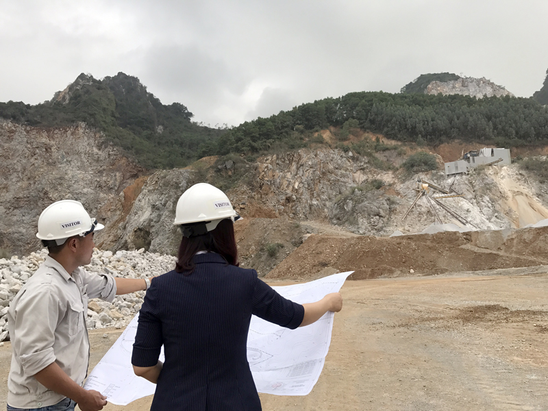 Cán bộ phòng Tài nguyên-môi trường kiểm tra hiện trạng khai thác đá tại Công ty CPTM Dung Huy