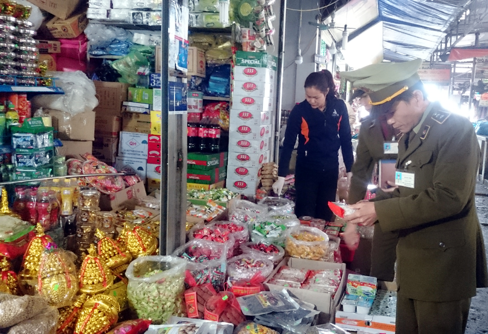 Lực lượng chức năng kiểm tra hàng hóa tại Chợ Cẩm Đông (TP Cẩm Phả)
