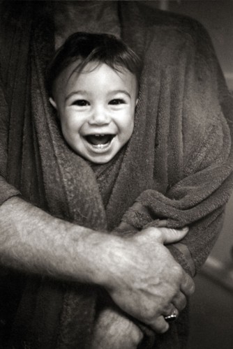 Niềm hạnh phúc của một đứa trẻ khiến bất cứ ai nhìn thấy đều muốn mỉm cười.