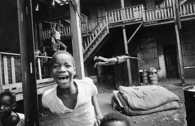 Nụ cười sảng khoái và ngập tràn hạnh phúc của một đứa trẻ trước ống kính máy ảnh.