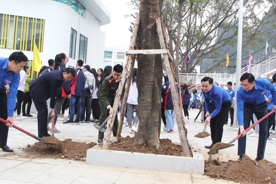Các đại biểu cùng ĐVTN tham gia trồng cây tại Cung văn hóa thanh, thiếu nhi Quảng Ninh.