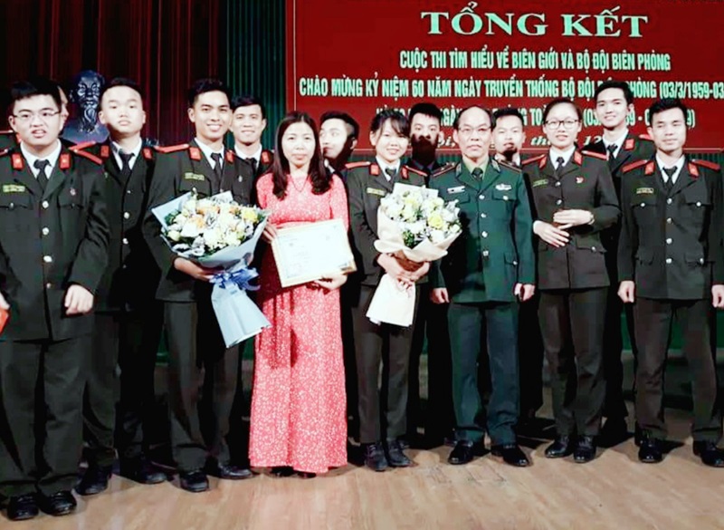 Cô giáo Đỗ Thị Mỹ Hạnh, Giáo viên Trường THPT Bạch Đằng nhận giải thưởng về cuộc thi tìm hiểu biên giới và bộ đội biên phòng do Bộ Tư lệnh biên phòng và Đoàn TNCS Hồ Chí Minh tổ chức.