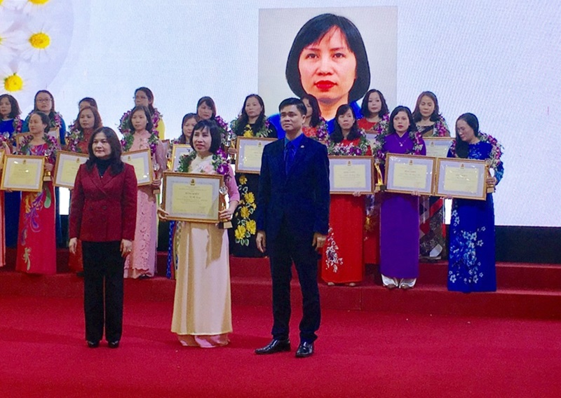 Chị Vũ Thị Giang, Trưởng ban nữ công, Công ty TNHH Vina new tarps Việt Nam được Tổng LĐLĐ Việt Nam 