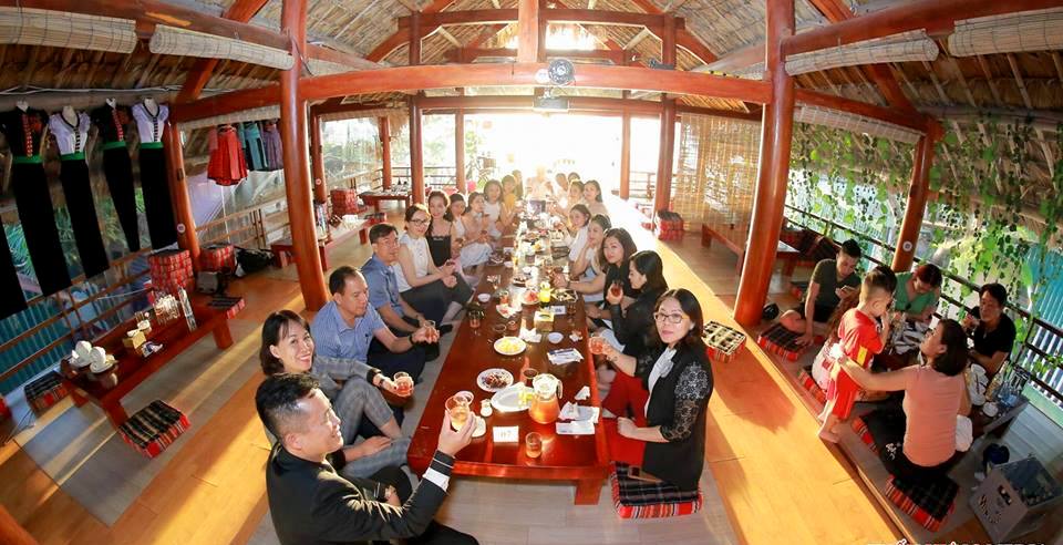 Nhà hàng Khắm Khen MT mang không gian văn hóa Tây Bắc tới cho thực khách ngay bên bờ vịnh Hạ Long xinh đẹp