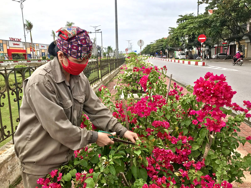 Phụ nữ phường Yên Thanh (TP Uông Bí) chăm sóc hoa