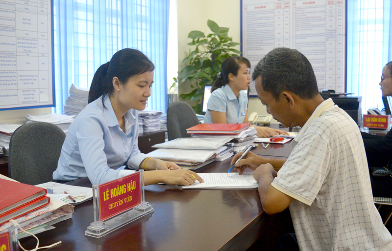 Người dân được hướng dẫn các thủ tục về bảo trợ xã hội tại Trung tâm Hành chính công TP Uông Bí.