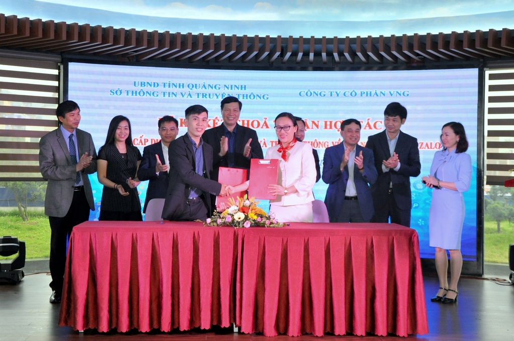 Đại diện lãnh đạo Sở Thông tin và Truyền thông Quảng Ninh và Công ty Cổ phần VNG ký kết thỏa thuận hợp tác về triển khai ứng dụng Zalo trong công tác truyền thông tỉnh Quảng Ninh và cung cấp dịch vụ hành chính công, dịch vụ chính quyền điện tử.