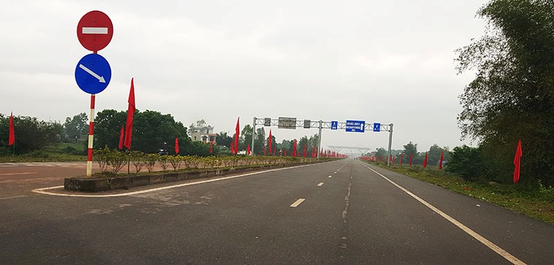 Dọc tuyến đường dẫn cầu Bắc Luân II, TP Móng Cái đã cắm cờ trang trí phục vụ lễ thông quan hàng hóa qua cầu.