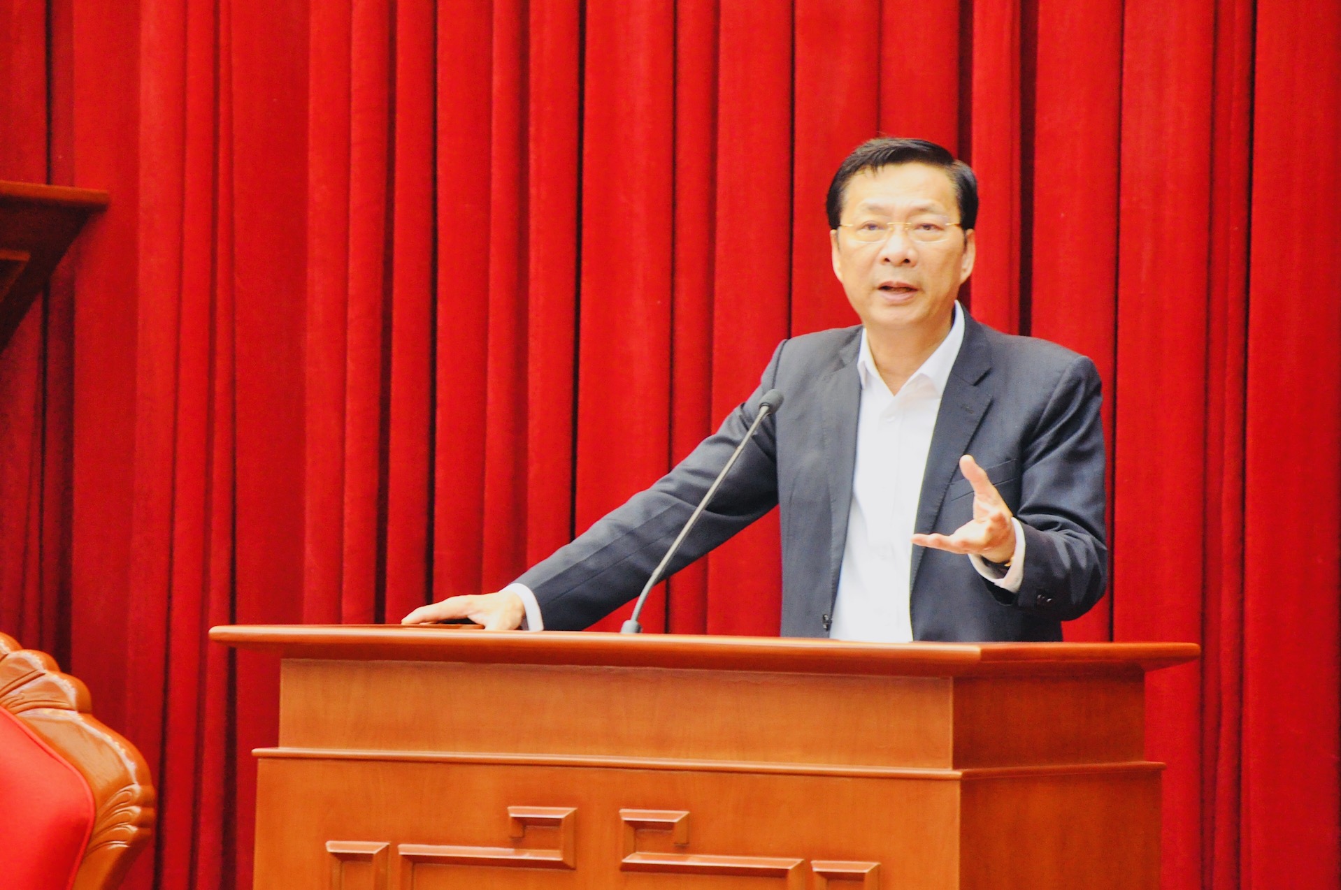 Bí thư Tỉnh ủy, Chủ tịch HĐND tỉnh Nguyễn Văn Đọc chủ trì hội nghị.