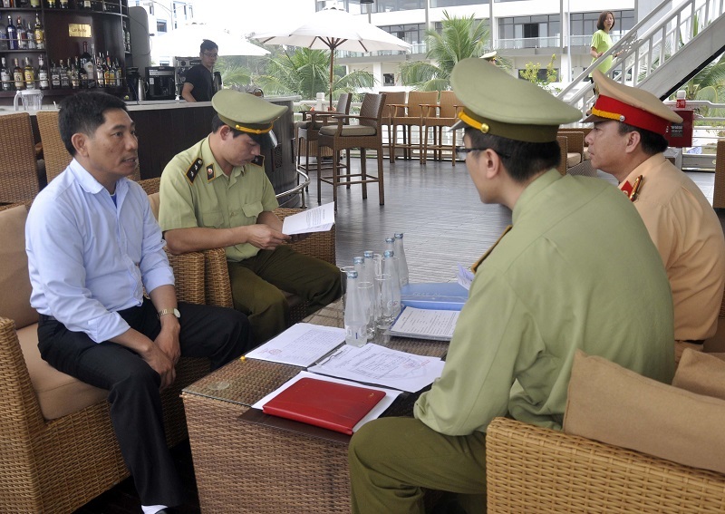 Đội QLTT số 1 phối hợp với Cảnh sát đường thủy (Công an tỉnh) thường xuyên kiểm tra, hướng dẫn các doanh nghiệp tham gia hoạt động trên vịnh Hạ Long chấp hành nghiêm các quy định của nhà nước, tỉnh trong hoạt động du lịch trên tuyến biển Quảng Ninh.