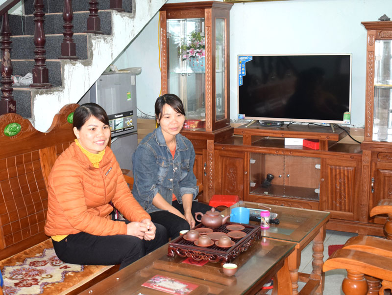 Chi Sằn Cắm Kíu (bên trái) cùng chia sẻ niềm vui thoát nghèo với chi Chíu thị Lâm người mới thoát nghèo cuối năm 2018