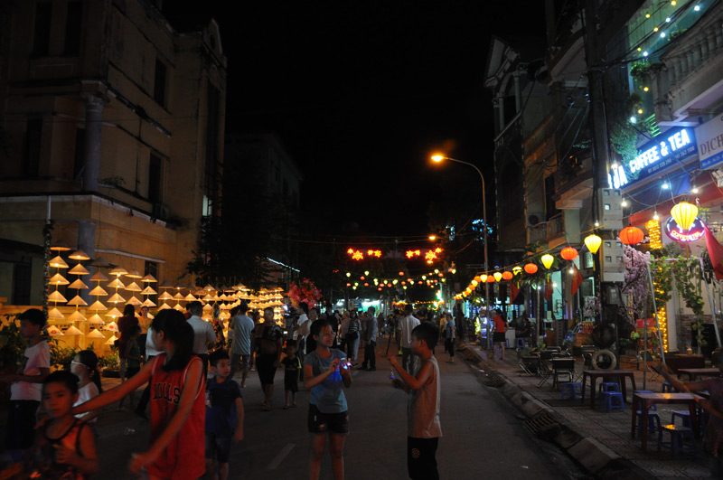 Phố đi bộ Tiên Yên một trong những hoạt động luôn thu hút đông đảo du khách tham quan 