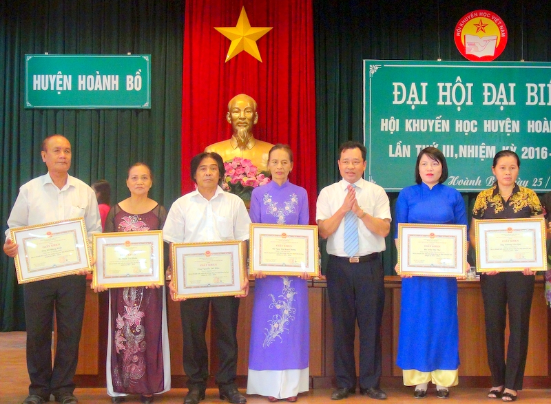 Huyện Hoành Bồ tổ chức tuyên dương, khen thưởng các gia đình, dòng họ, đơn vị hiếu học tiêu biểu trên địa bàn huyện.