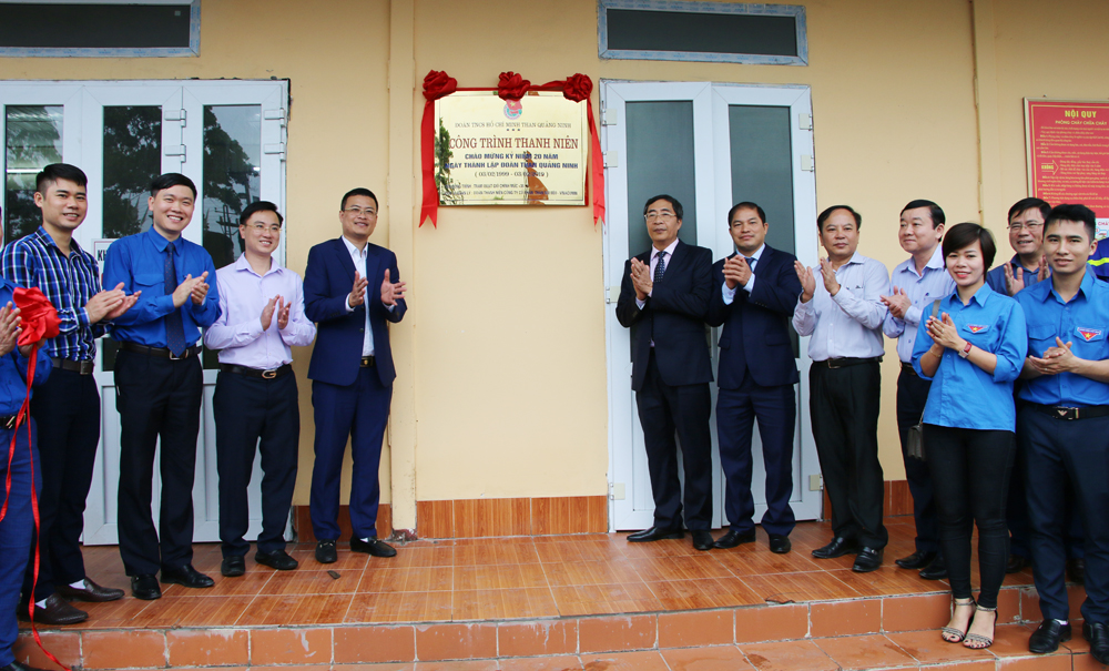 Lãnh đạo Tỉnh Đoàn, Đảng ủy Than Quảng Ninh cùng các đại biểu gắn biển công trình tại Công ty CP Than Mông Dương.