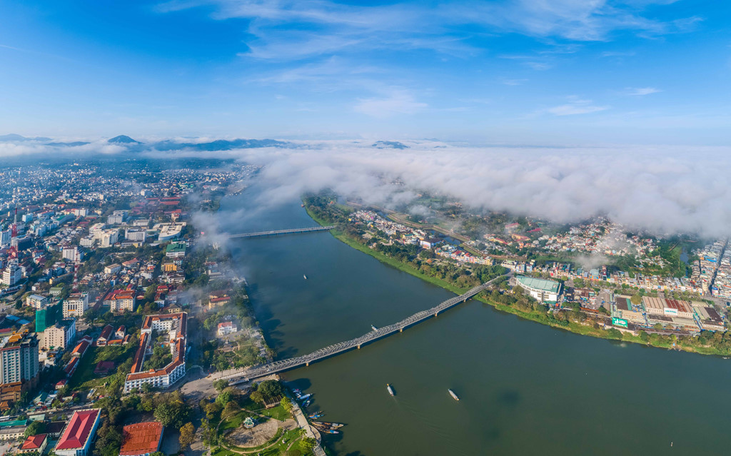 Huế và dòng sông Hương những ngày đầu xuân hiện lên một cách thơ mộng. Nhìn từ độ cao 500 m, nhiều nhiếp ảnh gia sững sờ trước luồng sương giăng kín một bên thành phố. Hình ảnh càng trở nên cuốn hút hơn dưới ánh nắng sớm trong xanh.
