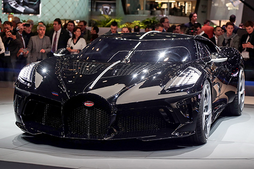 Siêu xe Bugatti Le Voiture Noire đắt nhất thế giới ra mắt tại triển lãm Geneva. Ảnh: Motor1